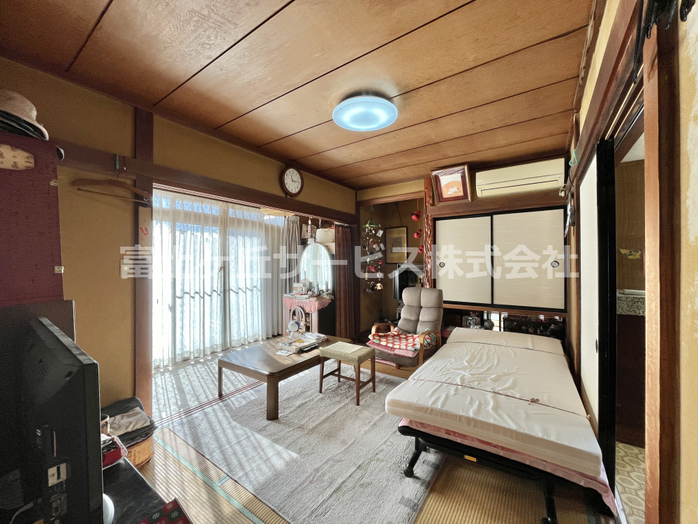 キッチン横の8帖の居間
