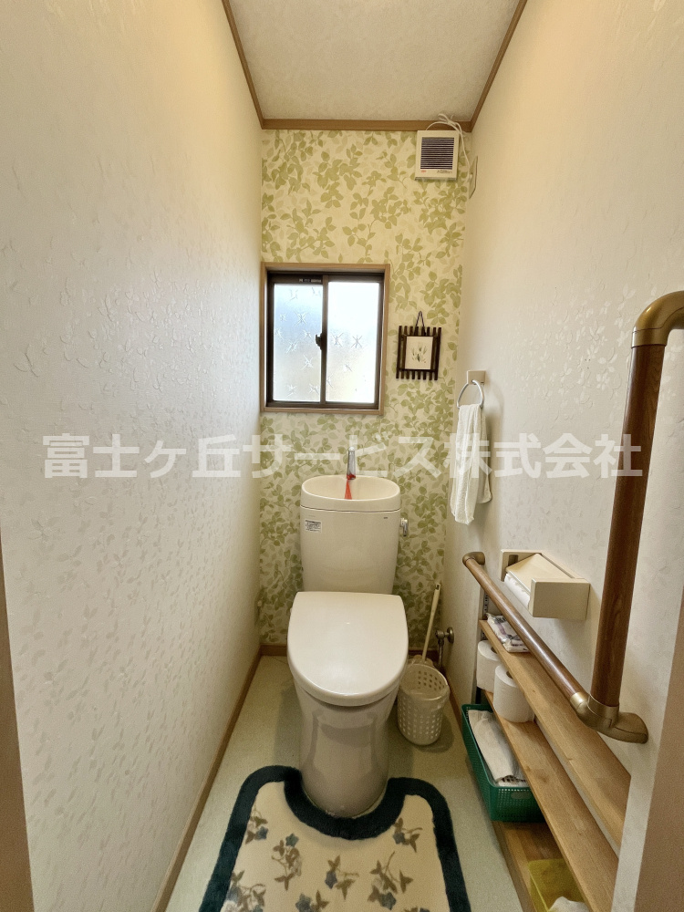 落ち着いた色調のトイレです