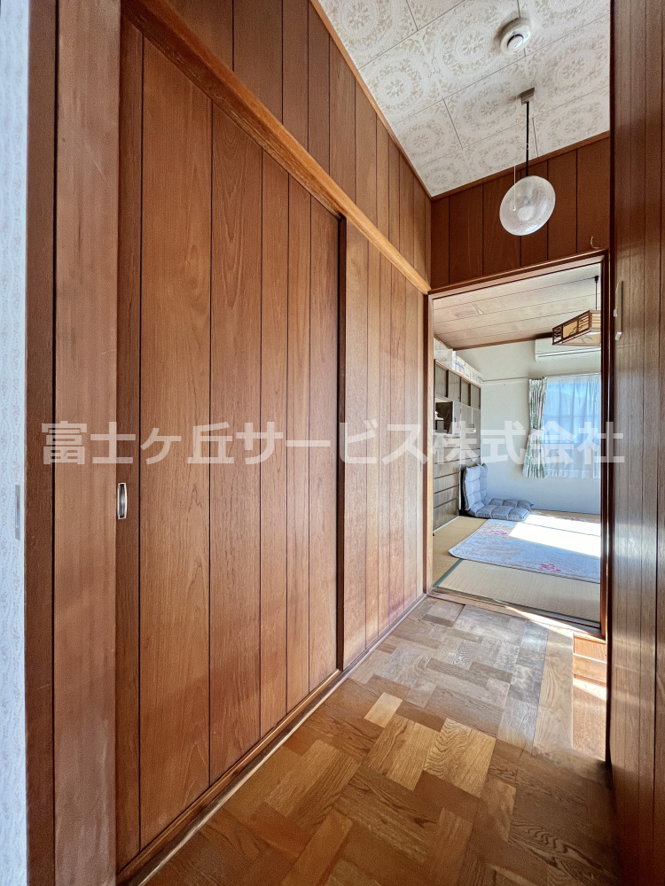 階段をあがったところに収納があります