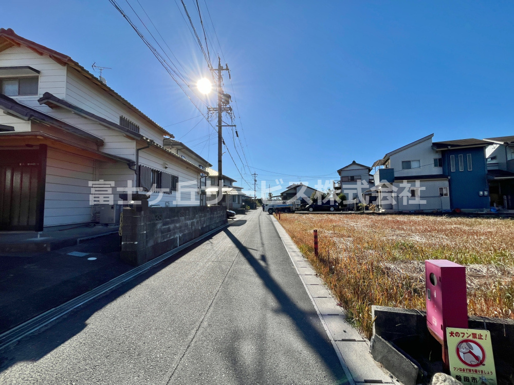 前面道路含む現地写真です