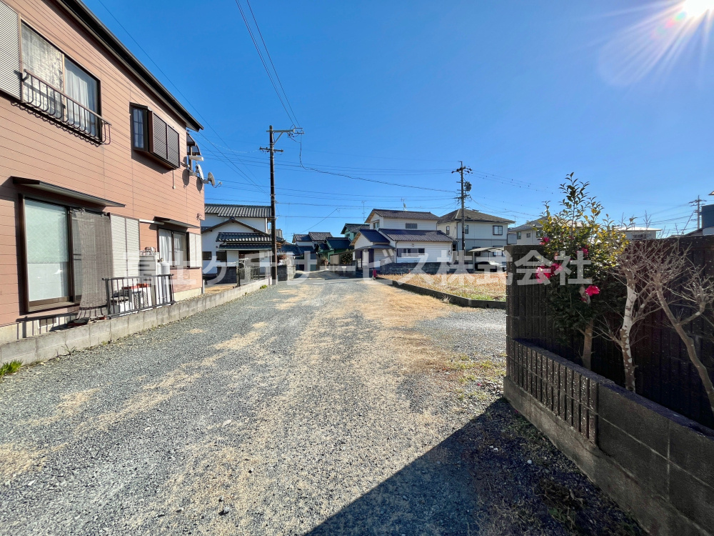 前面道路含む現地写真です