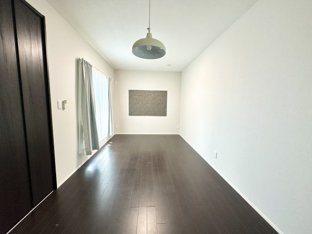 シンプルで落ち着いた内装の洋室は、寝室や書斎、趣味部屋としても使いやすい空間。ダークブラウンのフローリングが空間を引き締め、窓からの採光で明るさもしっかり確保。壁面のアクセントクロスもおしゃれです。