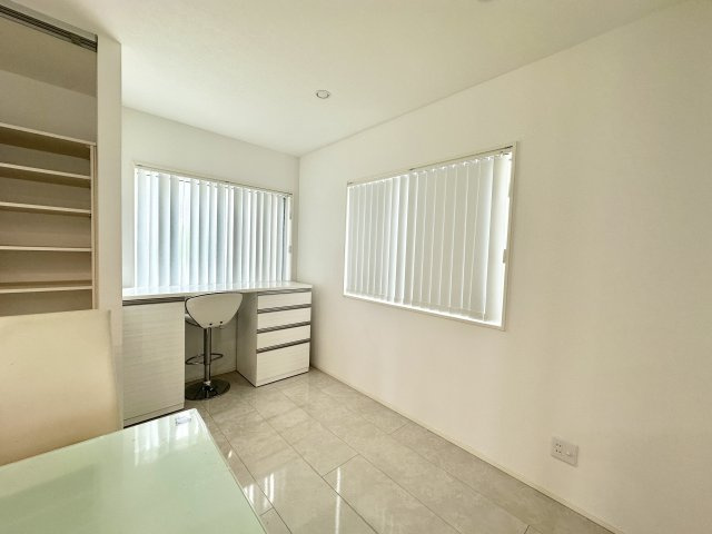 明るく開放的な角部屋に設けられたデスクスペースは、在宅ワークやお子様の学習にぴったりの空間。収納力のある引き出し付きで、書類や文房具の整理もラクラク。可動棚も近くにあり、使い勝手の良さが魅力です。