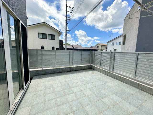 プライバシーがしっかり確保されたタイル敷きのワイドテラスは、洗濯物干しはもちろん、テーブルを置いてティータイムやガーデニングも楽しめる多目的空間。南向きで日当たりも良好、毎日が豊かになるスペースです。