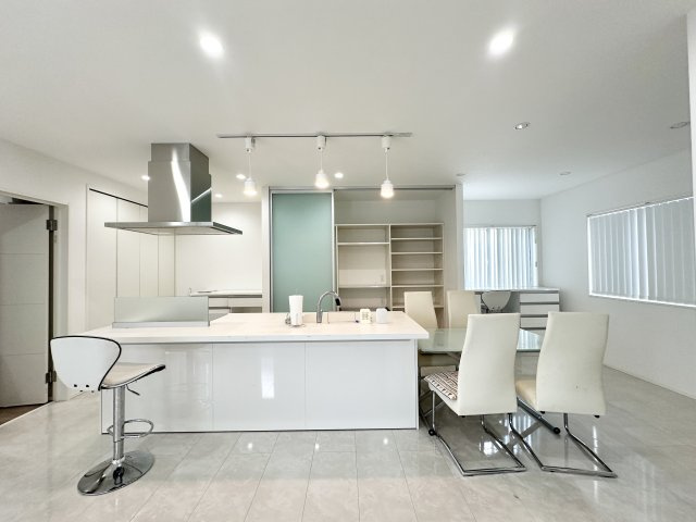 一体型キッチンアイランドで天板はゆとりある広さで、調理・配膳・作業スペースとして万能。対面式なので家族との会話も自然に生まれます。カウンターチェアも設置済され、軽食やお子様の宿題スペースにも活用可能