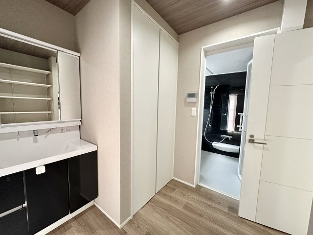 洗面所は住まいの使い勝手や動線がよく考えられた設計が感じられます。収納力が高く、鏡の裏にもたっぷり収納可能。洗面から浴室の動線がスムーズで、朝の支度や夜の入浴後の着替えも快適です。