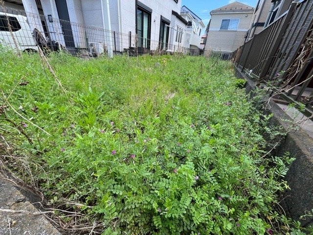 土地の前の道路に消火栓が設置されていることがあります。この場合、道路交通法第45条第1項により、駐車禁止の場所が指定されています。そのため、車庫などの駐車スペースをつくることができない場合があります。