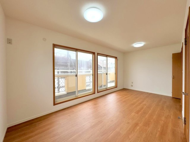 洋室　9帖　ドアが2つあるため2部屋に分割可能