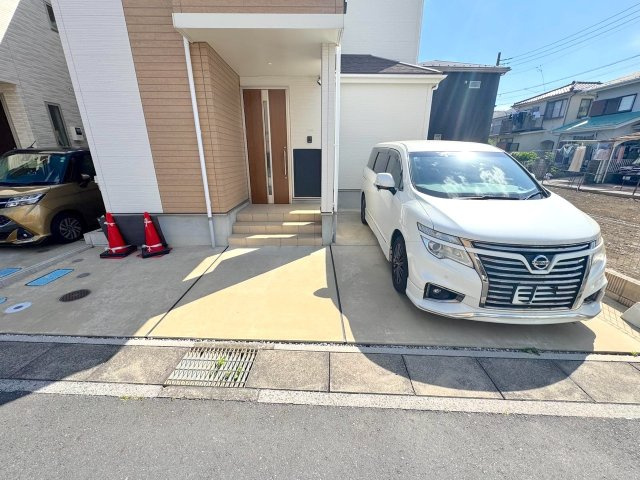 駐車場　大きいミニバンも余裕を持って停められます。