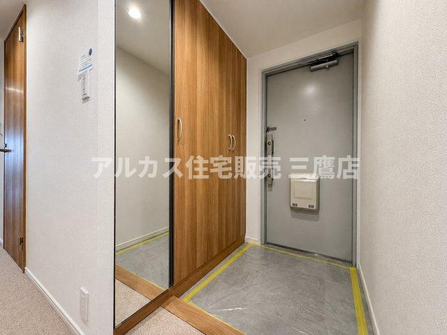 トールサイズのシューズボックスを備えた玄関。身だしなみチェックに便利な全身鏡付きです。