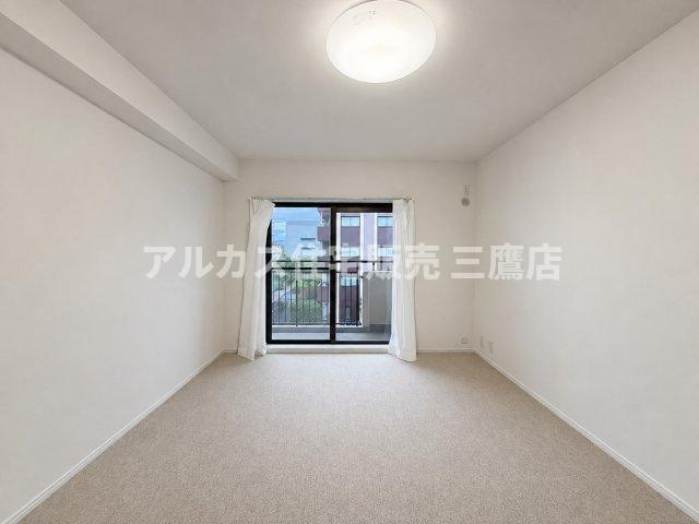大きな掃き出し窓から光が差し込む洋室。バルコニーに面した開放感あふれるお部屋です。