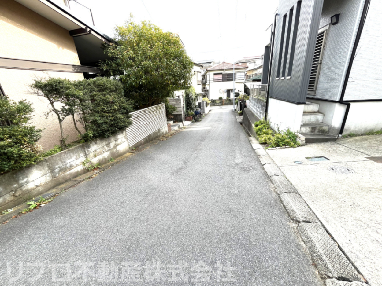 北側から見た前面道路