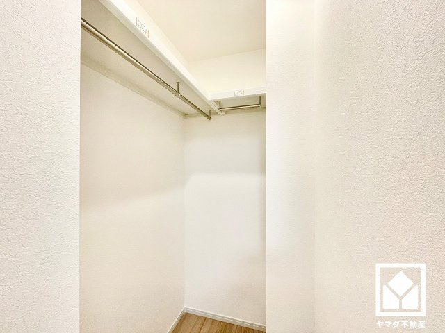 約4.9帖の洋室のウォークインクローゼットです。お洋服はもちろん、スーツケースなどの大物、季節の荷物や趣味の道具もしっかり収納できます。