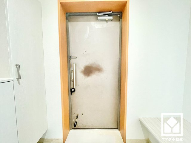 玄関にはベンチを備えているため、靴の脱ぎ履きがしやすくなり、立ち座りの負担を軽減できます。買い物帰りや宅配便の受け取り時など、荷物の一時置き場としても便利です。