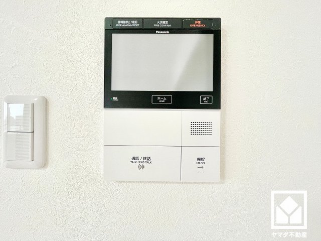 突然の来訪時にも防犯面で心強いモニター付きインターホンを設置。お留守番中のお子様も、室内からスムーズに相手の確認ができます。