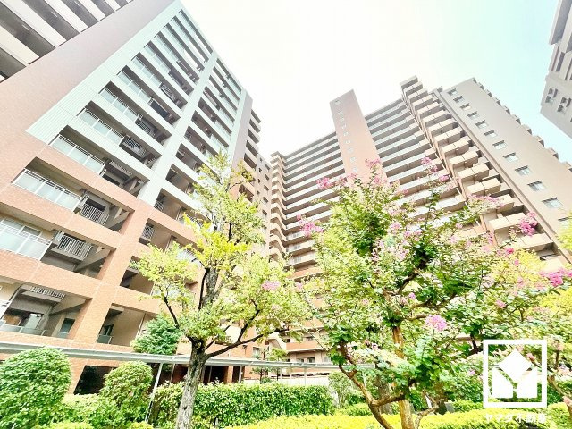 敷地内は木々が多く植えられていて、四季の移り変わりが感じられる緑豊かな景観です。自然を身近に感じながら、落ち着いた雰囲気の中でゆとりある毎日をお過ごしいただけます。