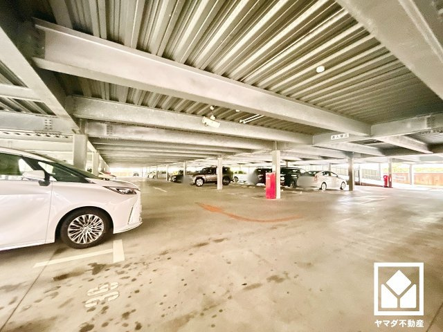 敷地内に屋根付きの駐車場を設置（月額10000円～14500円）。出入口は防犯性に配慮されたロボットゲート付き。空き状況等の詳細は弊社スタッフまでお気軽にお問い合わせください。