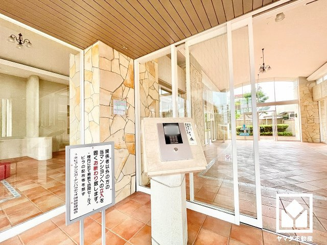 安心・安全な暮らしをサポートするオートロックシステムを備えています。TVモニター付きインターホン対応です。