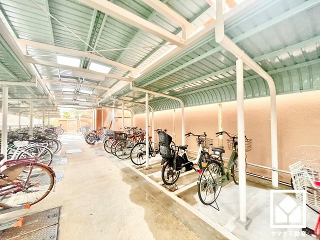 敷地内に屋根付きの駐輪場を設置（月額100円～200円）。サイクルラック付きと平置きのスペースを備えており、さまざまなタイプの自転車を置きやすい仕様です。
