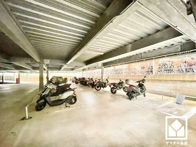 敷地内に屋根付きのバイク置き場を設置（月額1500円）。雨や日差しの影響を受けにくく、大切なお乗り物の保管にも便利です。