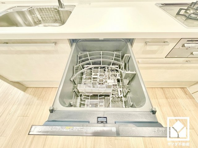 毎日の家事の負担を軽減し、節水効果も期待できる食器洗い乾燥機付き。