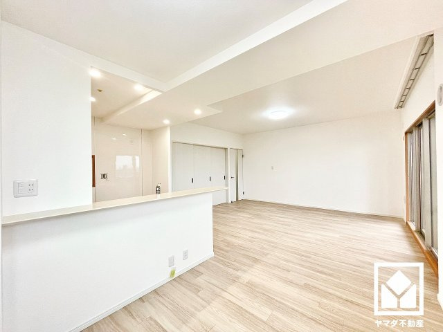 広々17.6帖のLDKが魅力。家族全員がリラックスできる、ゆったりとした快適リビングで温かい団らんの時間を。
