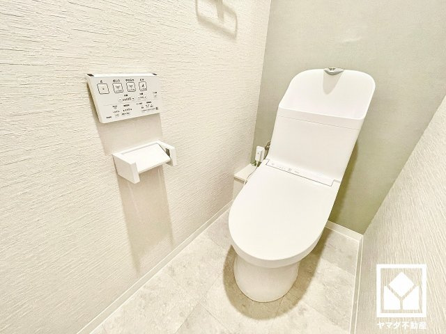 落ち着いたデザインと使いやすさを兼ね備えたトイレです。毎日使う場所だからこそ、快適性にも配慮されています。