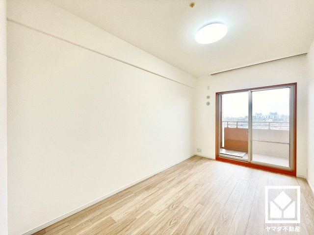 約7.4帖の洋室です。バルコニーにつながるお部屋で、通風・陽当たり良好。