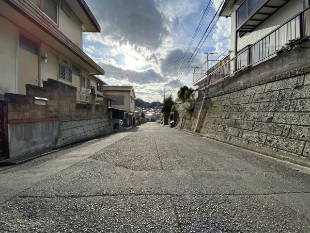 前面道路6m幅員で車の駐車も楽々です。