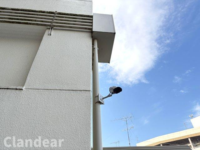 共用部の防犯カメラが、家族の出入りをやさしくサポート。暮らしに心強い設備です
