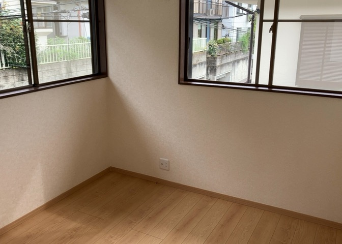 洋室のメリットは重い家具が置きやすく、身の回りが整理しやすいことです。　床がフローリングのため畳とは異なり凹みにくいです。　クローゼットなど収納が豊富で、普段使わない旅行カバンや服の整頓も簡単にです。