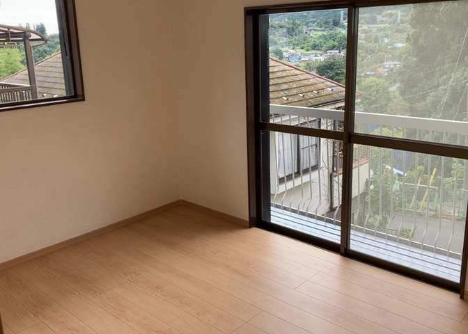 寝室でゆっくりと過ごすためにはベッド周りの適度な空間を担保することや窓の位置、照明の明るさ、寝室の広さなどを考える必要があります。自身や家族の構成とライフスタイルに併せて寝室にする部屋を選びましょう！