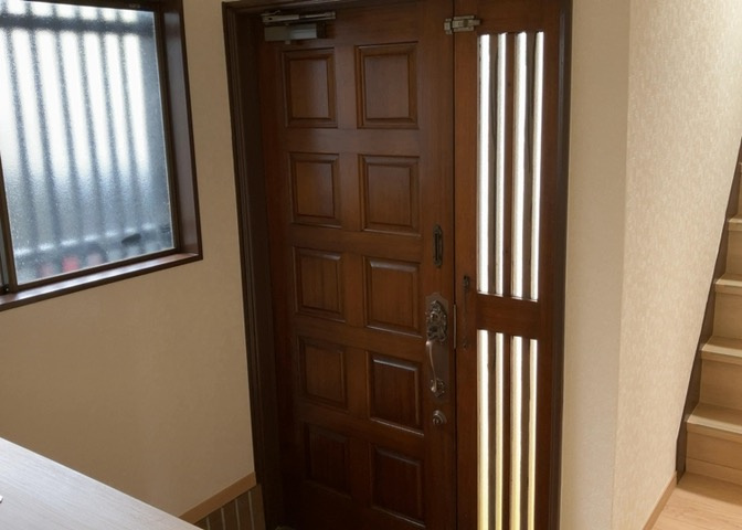 玄関は家の顔でもあり、家族以外の目にも止まる場所です。玄関は外との間を仕切る扉、靴などをしまっておく収納スペース、靴脱ぎのたたきスペース、来客とのやり取りをするドアホンなど複数のアイテムからなります。