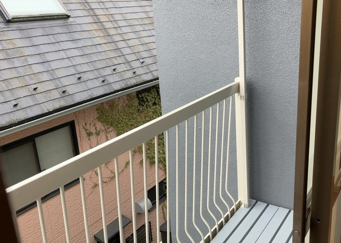 バルコニーは、室外の専用スペースのうち、「屋根がなく開放された空間」であるものを指します。ベランダより広いタイプのものが多く、日当たりもよいため家庭菜園などを楽しみたい人にとって適した環境となります。