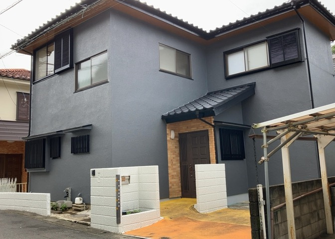 住宅用の土地では前面道路に2m以上接していなければならないと法律で定められています。しかし、お持ちの車のサイズやライフスタイルなどにより、2mでは利便が悪い場合もございますので、事前に確認しましょう。