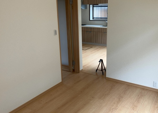 L型アイランドタイプは、キッチンからダイニングにもリビングにも目が行き届くので、とても使いやすい配置です。L字型独立タイプは、キッチンを独立させてるためLDKというよりもLDといった様なイメージです。