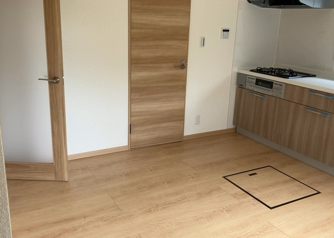 ダイニングは、食事や家族の団らんスペースとしてだけではなく、ほかの用途としても使用することができます。ダイニングテーブルを置き、食事のためのスペースを作ることでリビングとの差別化を図ることができます。