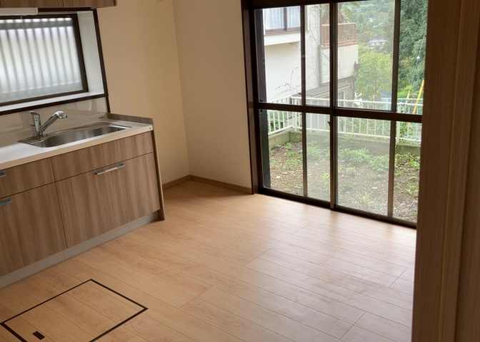 ダイニングにはダイニングテーブルセットなどを置くことが多く、間取りにおいて「D」と略記されますが、食事を作るときの作業場として使用したり、朝食を食べたりするときだけに使われるケースも少なくありません。