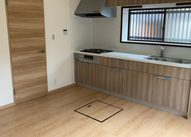 DKの物件でも広く見せたい方は、ダイニングスペースを広く使えるように工夫しましょう。低めのダイニングソファを置くと、家具の圧迫感が減り、広く見せることができ、ダイニングをリビングのように使用できます！