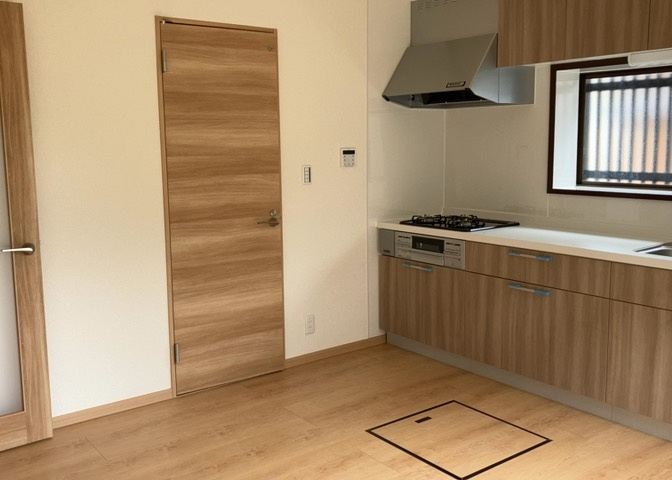 ダイニングとキッチンの間を扉や壁などで仕切らず、一体化させた間取りです。キッチンカウンターがついている物件ならば、食事をキッチンカウンターで取ることで、ダイニングスペースをリビングとして使用できます。