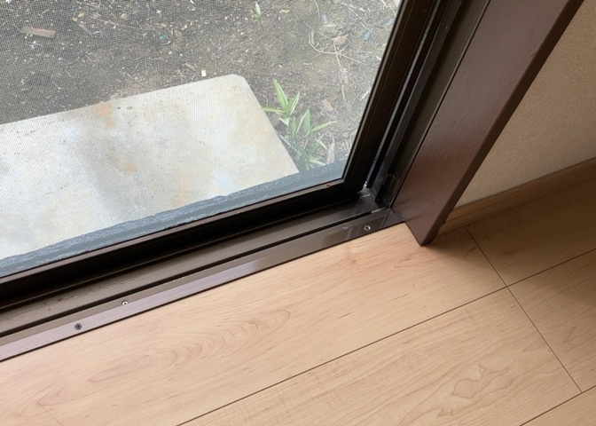 サッシは、ガラス窓に使用される金属製の窓枠です。一般的に住宅建築では、金属製建具工事の段階でガラス類・玄関などと同時に設置されます。種類や構造により断熱性能や遮音性能が異なるので現地でご確認ください。