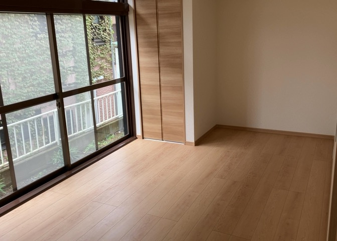 リビングの間取りの種類は大きくわけてリビングとダイニングが別になっているタイプ、リビングダイニング一体型です。どちらも一長一短ですので、家を選ぶ時はその両面をチェックして決めるようにしましょう。