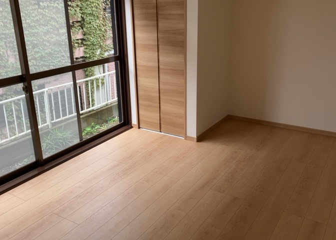 直線タイプはLとDKを一直線に並べた形で対面キッチンのタイプです。一般的なのでよく見かけるかもしれません。直線タイプに似た直接アイランドタイプは、キッチンとダイニングの間に壁がない分広く感じられます。