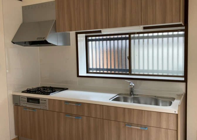 標準的なシステムキッチンの横幅は、165cm～300cm程度です。2100・2400・2550・2700などミリ単位で表記されます。普段どのように料理をするのかを想定しながら合ったサイズを選びましょう