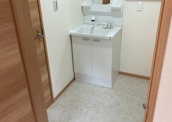 多くの戸建て住宅で見かける洗面脱衣所は、洗面台と洗濯機が2畳ほどのスペースに並べられていて、洗面所が脱衣所を兼ね備えている間取りが一般的です。お客様が利用することもある、パブリックな空間でもあります。