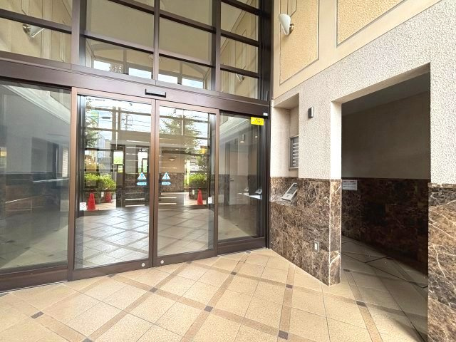 オートロック付きでセキュリティ◎　天井高が高いので開放感のある空間です