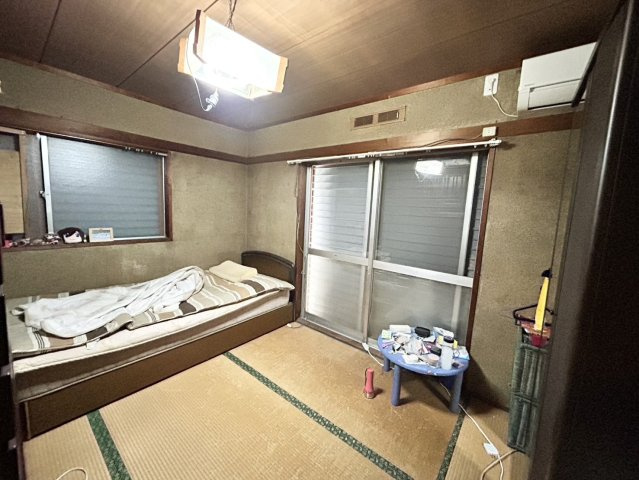 寝室でゆっくりと過ごすためにはベッド周りの適度な空間を担保することや窓の位置、照明の明るさ、寝室の広さなどを考える必要があります。自身や家族の構成とライフスタイルに併せて寝室にする部屋を選びましょう！