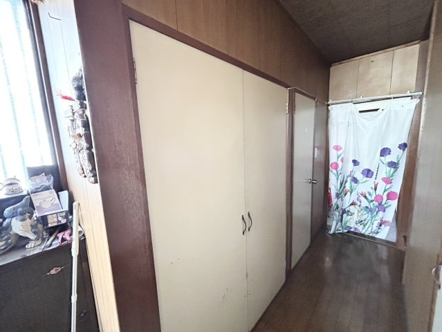 デザイン性を重視しすぎて収納が少なかった！なんてことにならないため、事前に現地で収納の数を確認しておくことをお勧めします。クローゼット以外にも床下収納や屋根裏収納、パントリーなどもチェックしましょう。