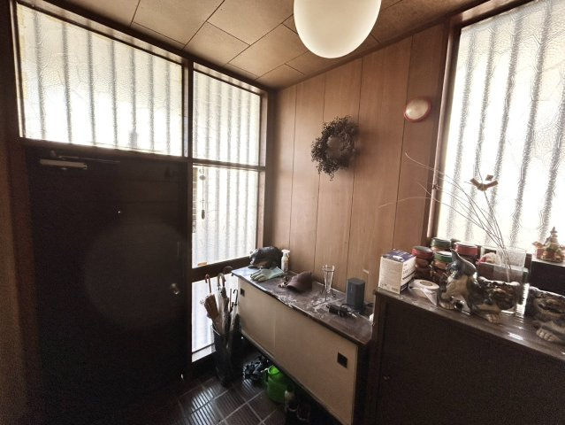 玄関は家の顔でもあり、家族以外の目にも止まる場所です。玄関は外との間を仕切る扉、靴などをしまっておく収納スペース、靴脱ぎのたたきスペース、来客とのやり取りをするドアホンなど複数のアイテムからなります。