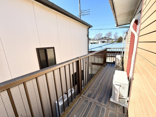 バルコニーは、室外の専用スペースのうち、「屋根がなく開放された空間」であるものを指します。ベランダより広いタイプのものが多く、日当たりもよいため家庭菜園などを楽しみたい人にとって適した環境となります。